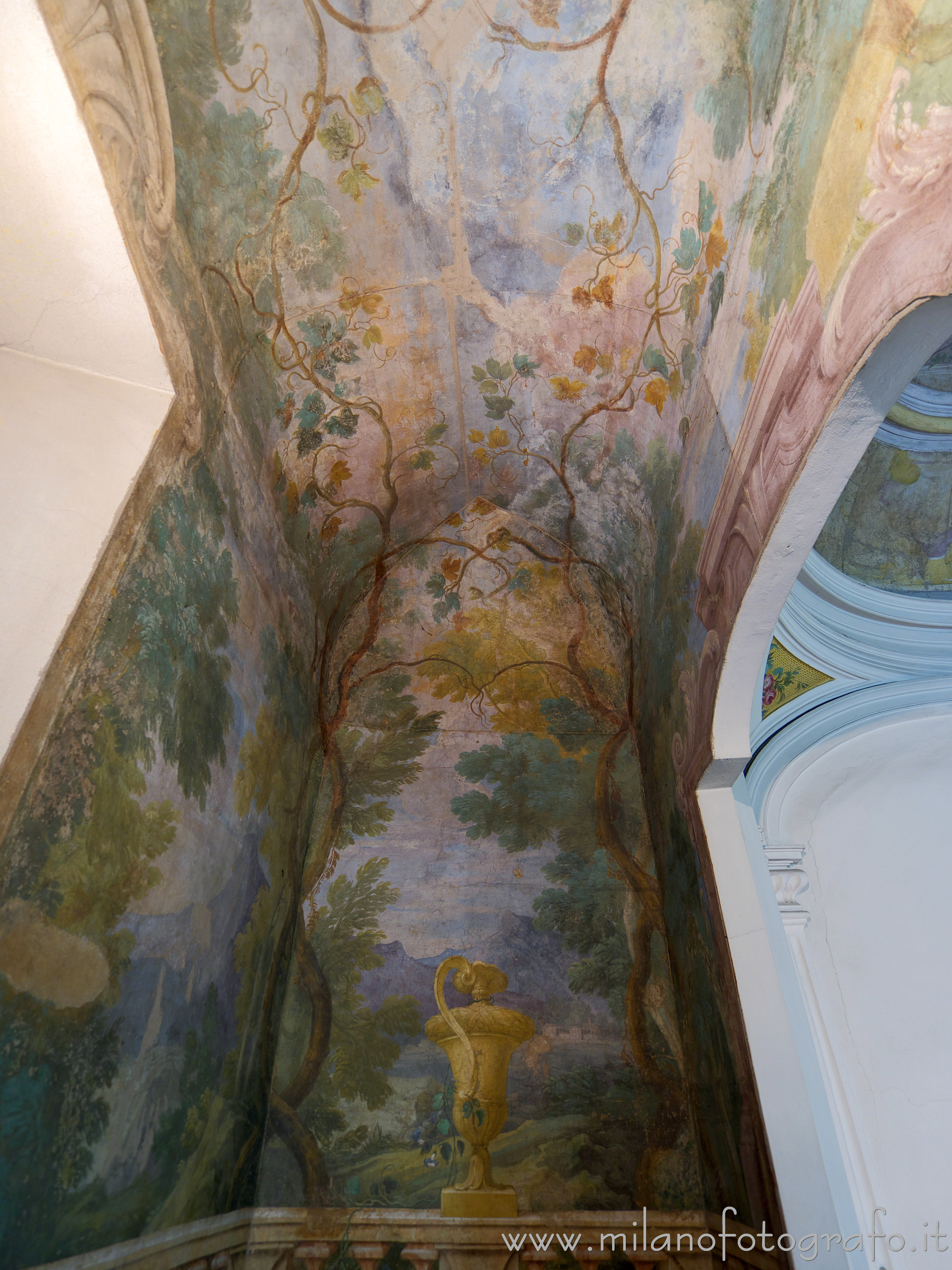 Sesto San Giovanni (Milano) - Saletta di Villa Visconti decorata con parco trompe l'oeil